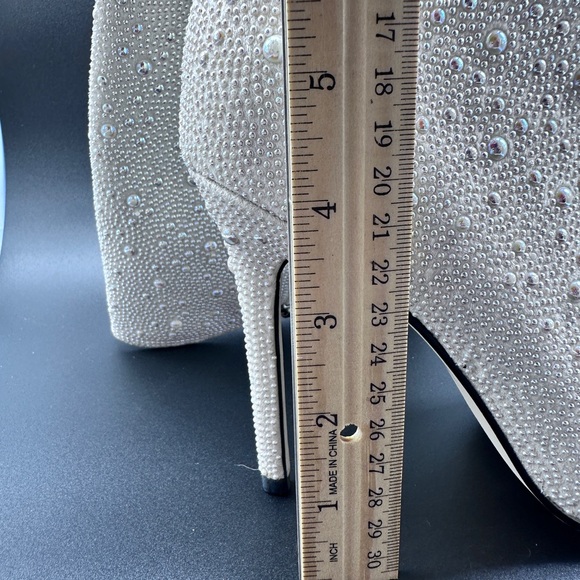 Unbranded light cream/white boots with pearls and iridescence Size 8.5 4” Heel - Picture 7 of 9